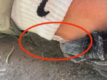 На Волині чоловік з наркотиками спав у траві. ФОТО