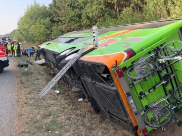 У Німеччині перекинувся автобус: постраждало 16 людей