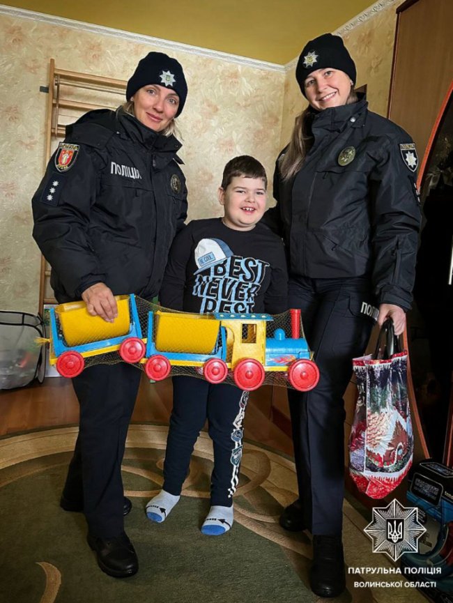 На Волині патрульні подарували краплинку радості малечі