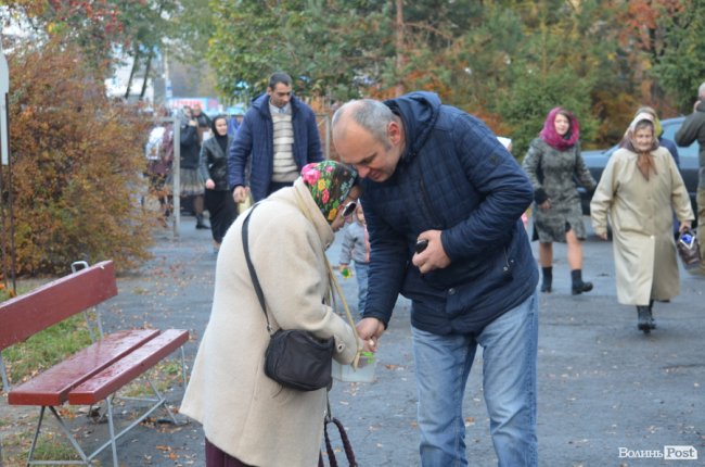 Килим із квітів та цілування рук: як у Луцьку зустріли Онуфрія. ФОТОРЕПОРТАЖ