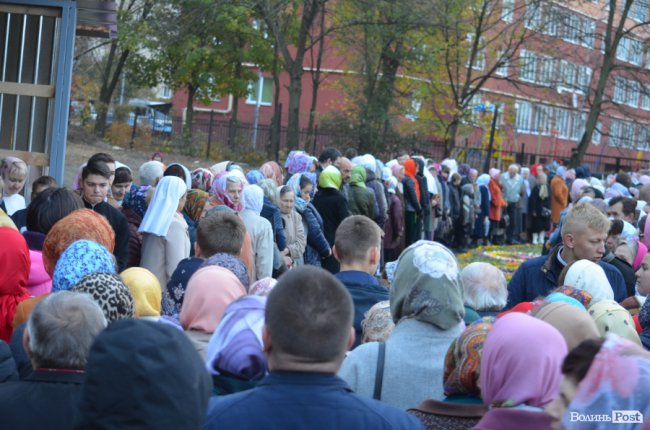 Килим із квітів та цілування рук: як у Луцьку зустріли Онуфрія. ФОТОРЕПОРТАЖ
