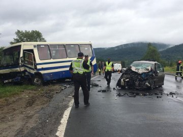На трасі «Київ-Чоп» зіткнулися автобус з пасажирами та легковик, є загибла та травмовані. ФОТО