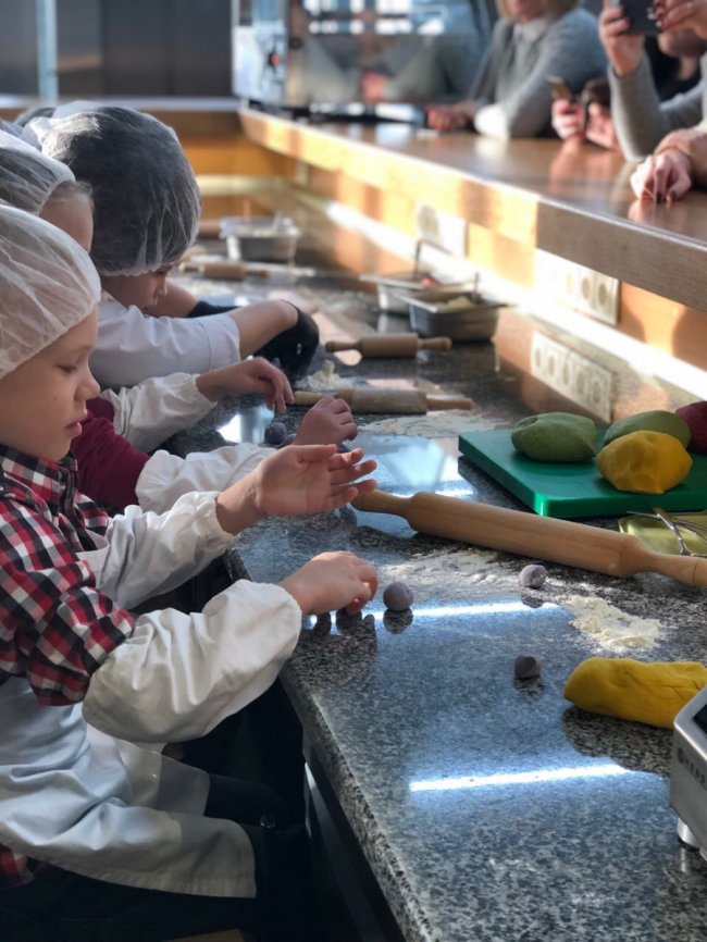 У «Промені» дітям влаштували смачне кольорове свято*