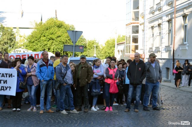 Як люди з Старого ринку «штурмували» Луцькраду. ФОТО. ВІДЕО