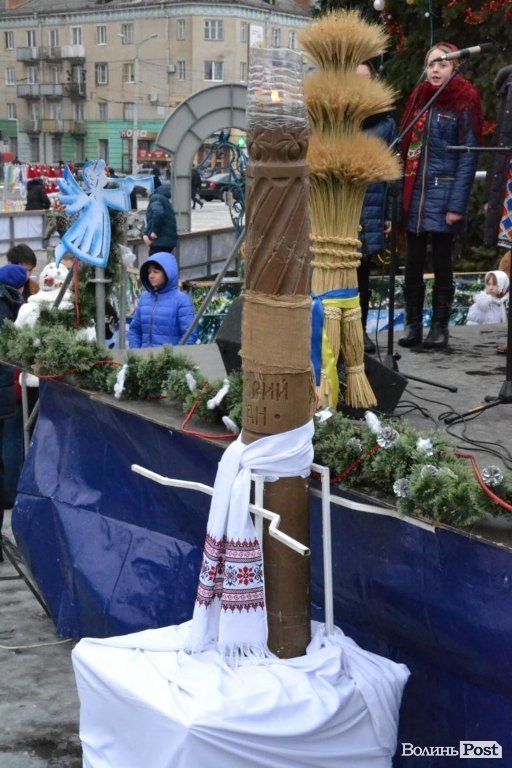 У Луцьку запалили найбільшу свічку України. ФОТО