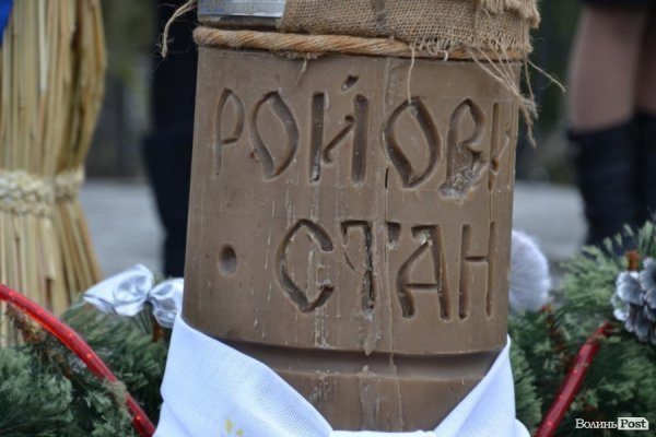 У Луцьку запалили найбільшу свічку України. ФОТО