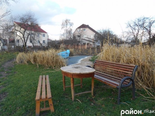 Всі зручності у дворі волонтери майстрували власними руками