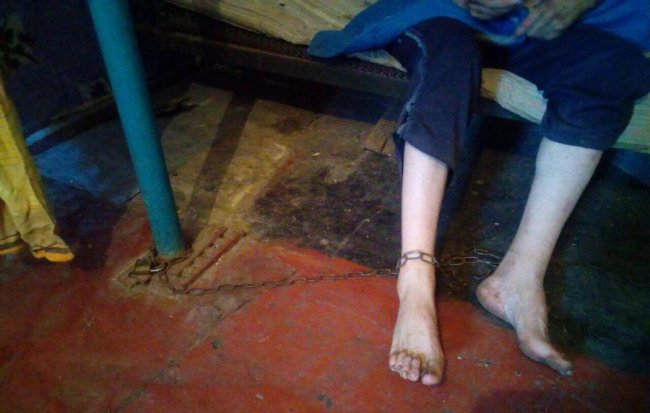 Матір посадила на ланцюг дорослого сина заради пенсії. ФОТО