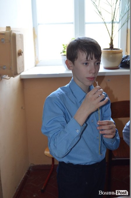 У Луцьку дітей навчали, як власноруч робити великодню свічку. ФОТО