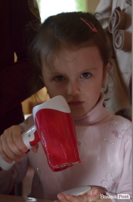 У Луцьку дітей навчали, як власноруч робити великодню свічку. ФОТО