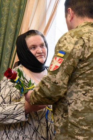 Посмертні нагороди вручили у Луцьку рідним загиблих захисників. ФОТО