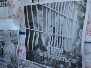 Януковичем «прикрасили» «стіну ганьби» на Євромайдані у Луцьку. ФОТО
