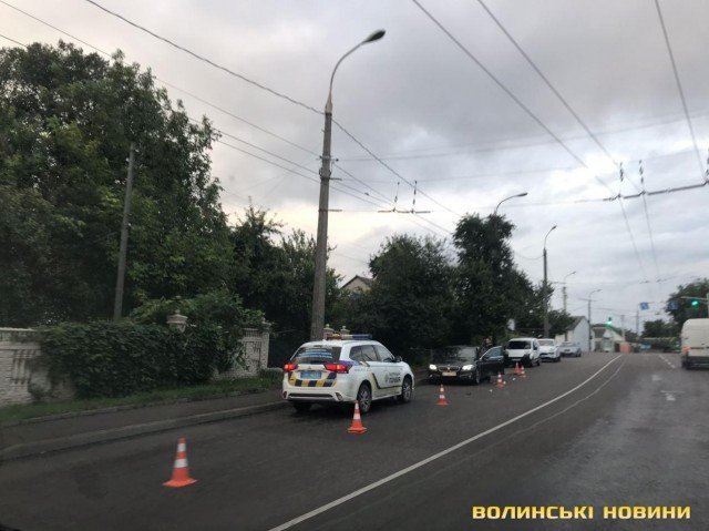 На проблемній ділянці: у Луцьку Mazda втаранилась у BMW. ФОТО, ВіДЕО 