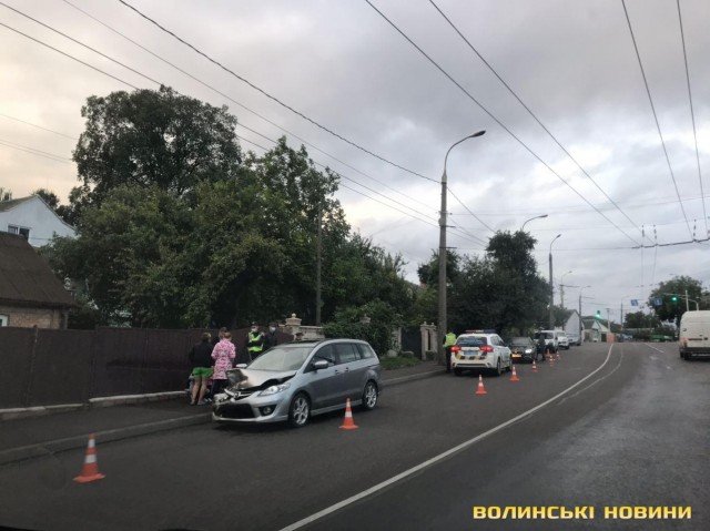 На проблемній ділянці: у Луцьку Mazda втаранилась у BMW. ФОТО, ВіДЕО 