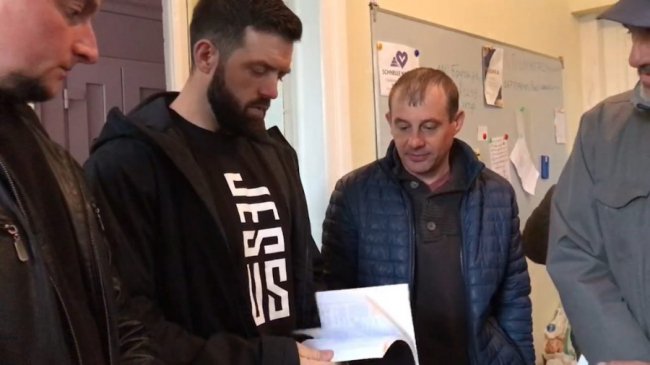 Волонтер зі США привіз волинським дітлахам уламки ракет