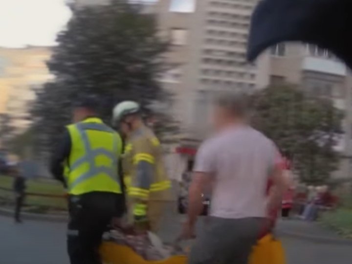 Зачинилася і не могла підвестися: у Луцьку медики та рятувальники через балкон дісталися до жінки