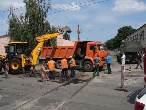 У Києві провалилося 25 метрів дороги. ФОТО