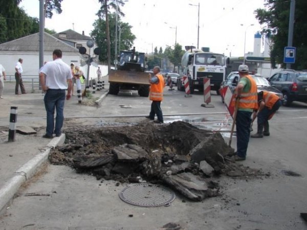 У Києві провалилося 25 метрів дороги. ФОТО