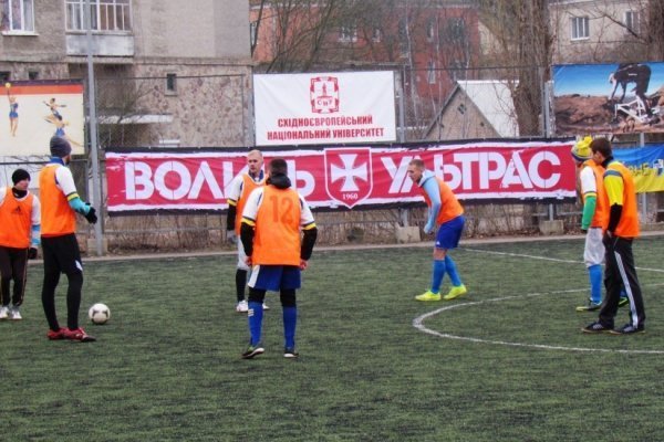 Волинські вболівальники зіграли у благодійний футбол  на допомогу воїнам-ультрасам. ФОТО