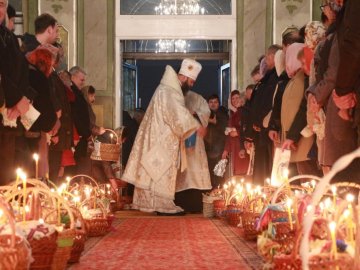 Великодній «аншлаг»: в пасхальну ніч лучани заполонили Свято-Троїцький собор 