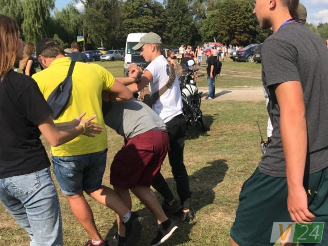 На «Бандерштаті» скрутили п'яного дебошира. ФОТО