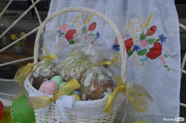 Традиційні писанки, яскраві курчатка і апетитні паски: великодній Луцьк. ФОТОРЕПОРТАЖ