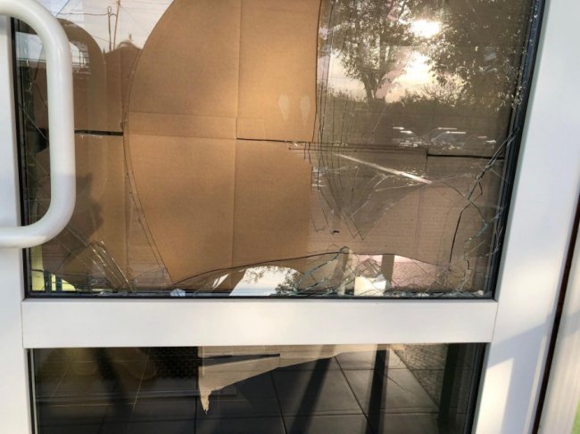 Волинянин після сварки з коханою потрощив двері аптеки та магазину. ФОТО