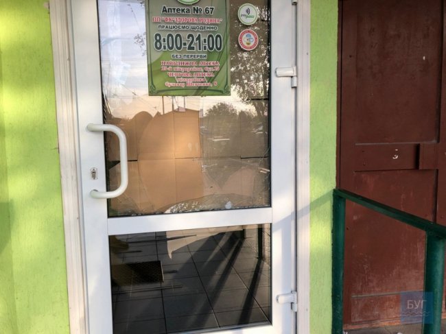 Волинянин після сварки з коханою потрощив двері аптеки та магазину. ФОТО
