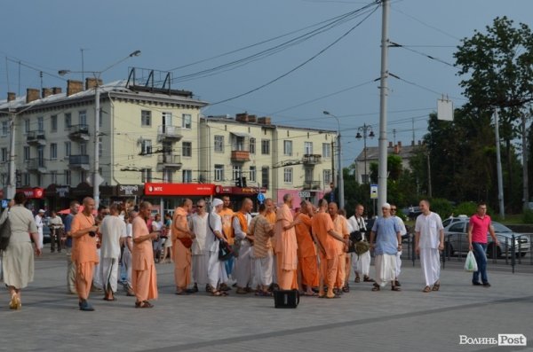 У Луцьку танцювали монахи. ФОТО