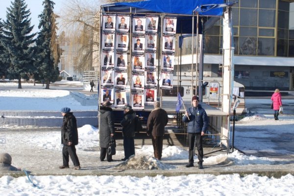 У центрі Луцька повісили «кривавих регіоналів». ФОТО