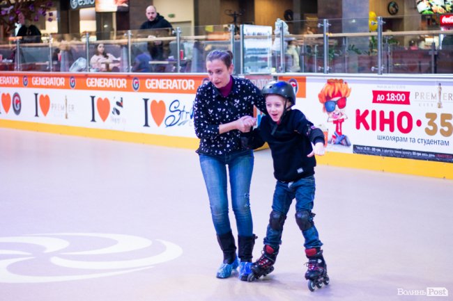 У Луцьку особливі діти з посадовцями вчилися кататися на роликах. ФОТО