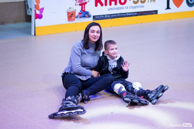 У Луцьку особливі діти з посадовцями вчилися кататися на роликах. ФОТО