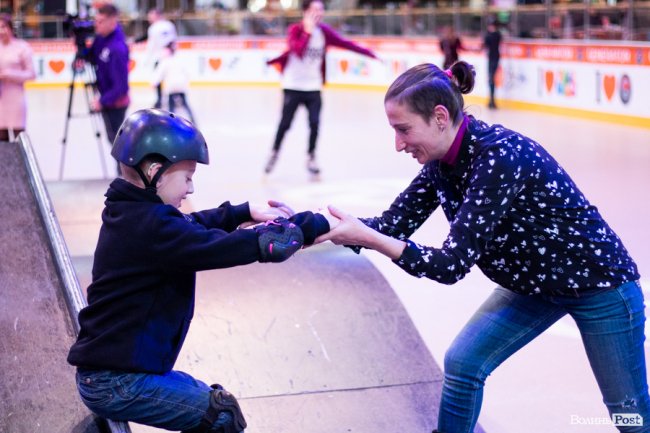 У Луцьку особливі діти з посадовцями вчилися кататися на роликах. ФОТО