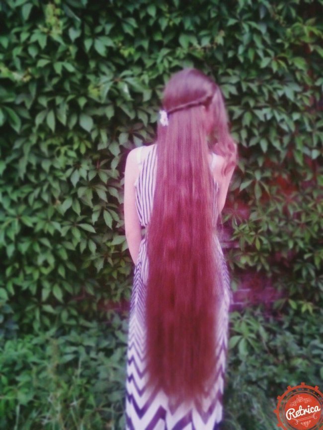 Волосся до колін: волинській школярці заплітають косу 6 годин