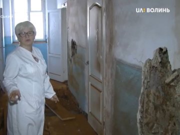 На Волині амбулаторію, приміщення якої «доїдає» грибок, хочуть перенести в сусіднє село. ВІДЕО