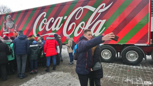 Новорічна вантажівка «Coca-Cola» – у Луцьку. ФОТО