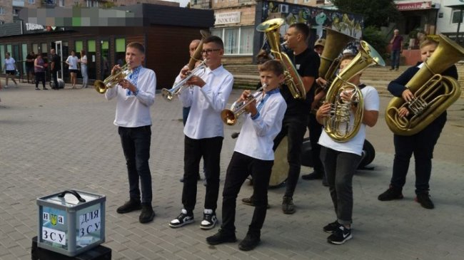 Викладачі та учні музичної школи на Волині виступають, щоб зібрати гроші для ЗСУ