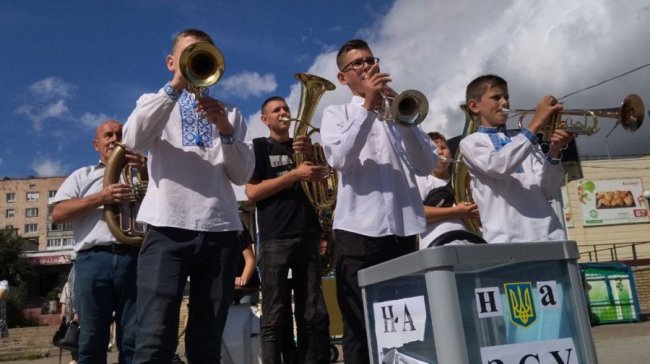 Викладачі та учні музичної школи на Волині виступають, щоб зібрати гроші для ЗСУ