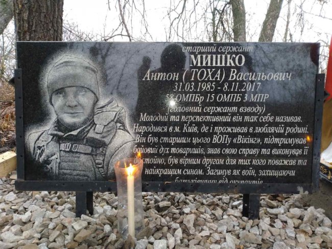 Воїни волинської бригади на передовій облаштували капличку на місці загибелі побратима