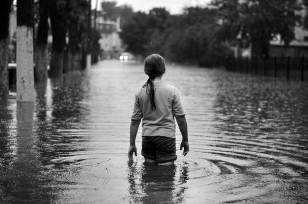 Подвір'я 9 школи було геть затоплене, в воді хлюпались діти ...Може, фото і не надто літнє, втім що зробиш, якщо волинська погода така примхлива)) . Луцьк, 31/07/13. Автор Ірина Ільчук