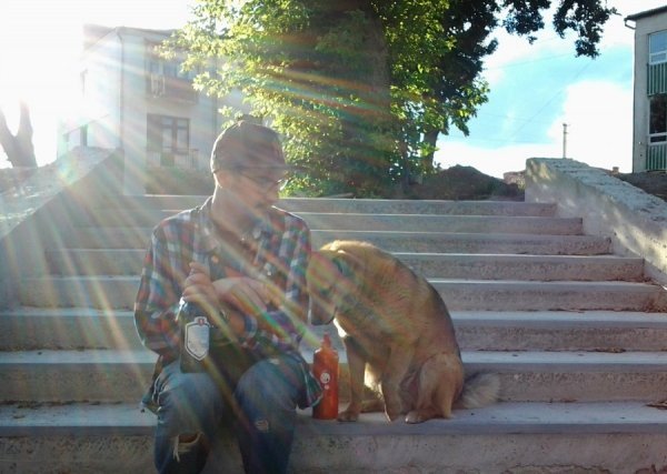 Колишній парк Горького, м. Луцьк, На шляху додому після роботи в майстерні, ми сіли поспілкуватись з песиком. І були дуже здивовані, коли на фото побачили веселку на кожному промені світла. Карина Арутюнян. 29.06.2013