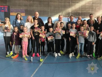 У Луцьку дітей поліцейських вчили грати у флорбол