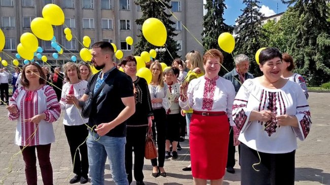 Флешмоби до Дня вишиванки: у громаді на Волині утворили «живі» підкову і тризуб. ФОТО