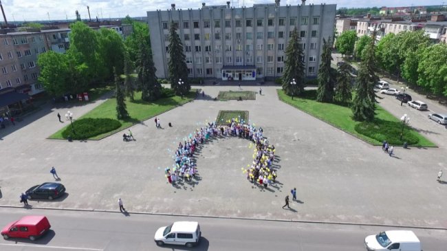Флешмоби до Дня вишиванки: у громаді на Волині утворили «живі» підкову і тризуб. ФОТО