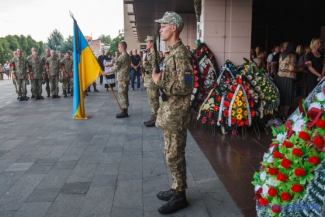 В Ужгороді попрощалися із військовими, які загинули на Рівненському полігоні