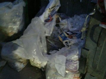 У Луцьку чоловік посеред вулиці викидав сміття з мікроавтобуса. ФОТО