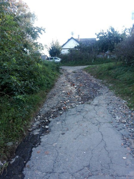 На луцькій вулиці – жахлива дорога. ФОТО