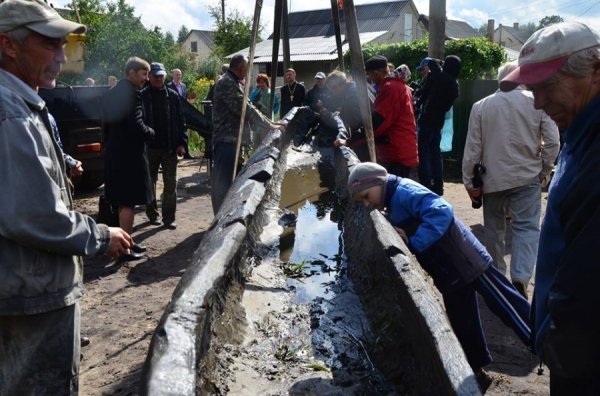 Унікальні світлини: як піднімали з води старовинний човен. ФОТО. ВІДЕО