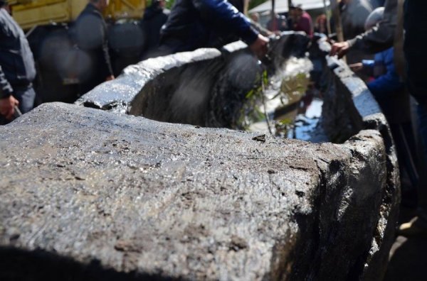 Унікальні світлини: як піднімали з води старовинний човен. ФОТО. ВІДЕО