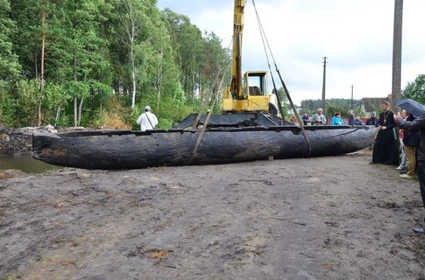Унікальні світлини: як піднімали з води старовинний човен. ФОТО. ВІДЕО